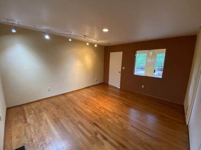 Building Photo - 835 17 Mile Dr