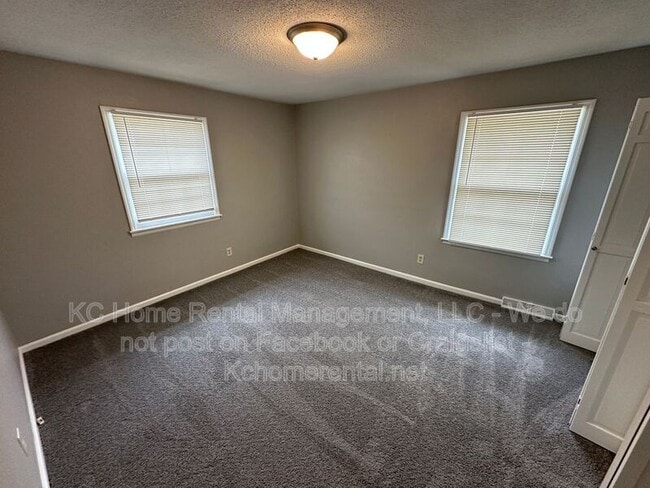 Building Photo - 708 NW Mock Ave