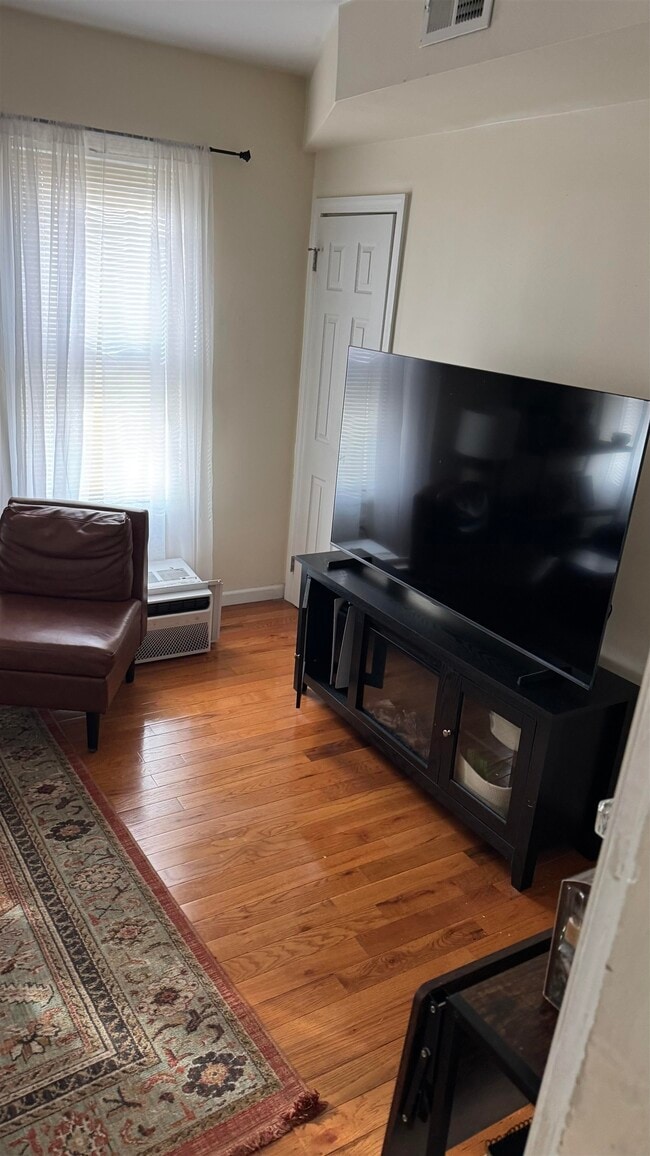 Building Photo - 40 Willow St