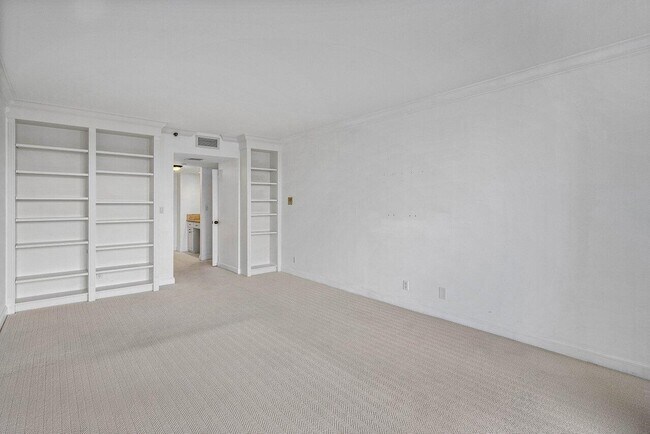 Building Photo - 529 S Flagler Dr