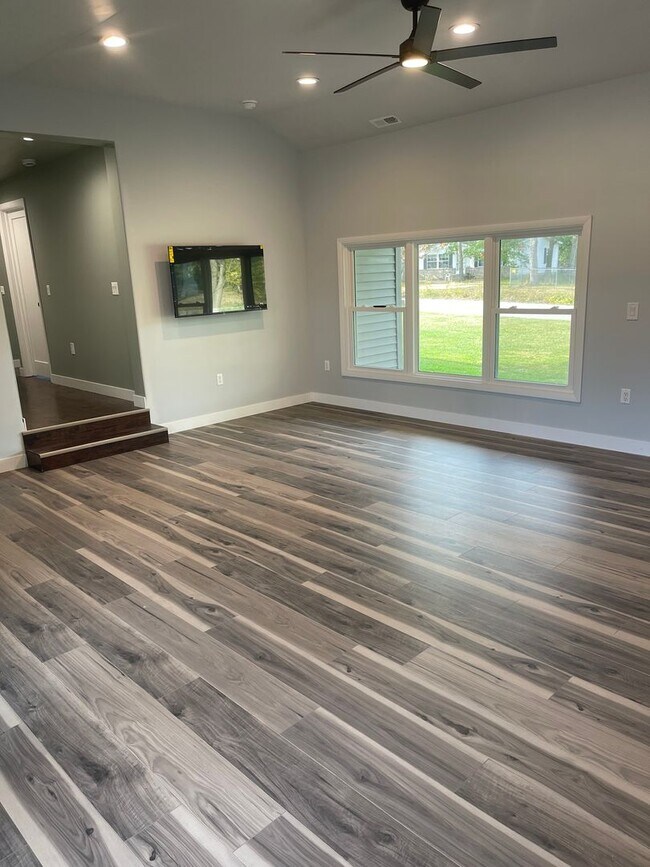 Building Photo - 4 Bedroom Home on 4 Acres, Crown Point Sch...