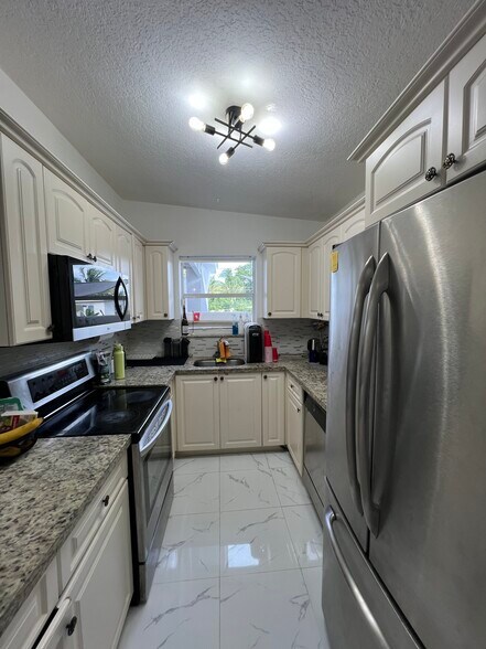 Building Photo - 4170 NE 15th Ave