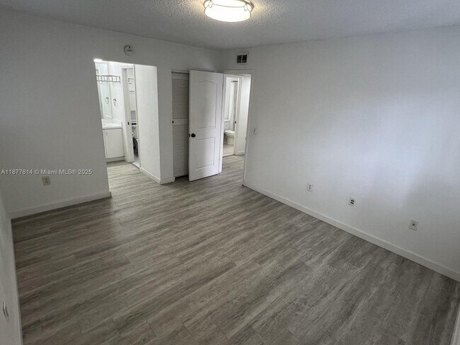 Building Photo - 9731 Hammocks Blvd