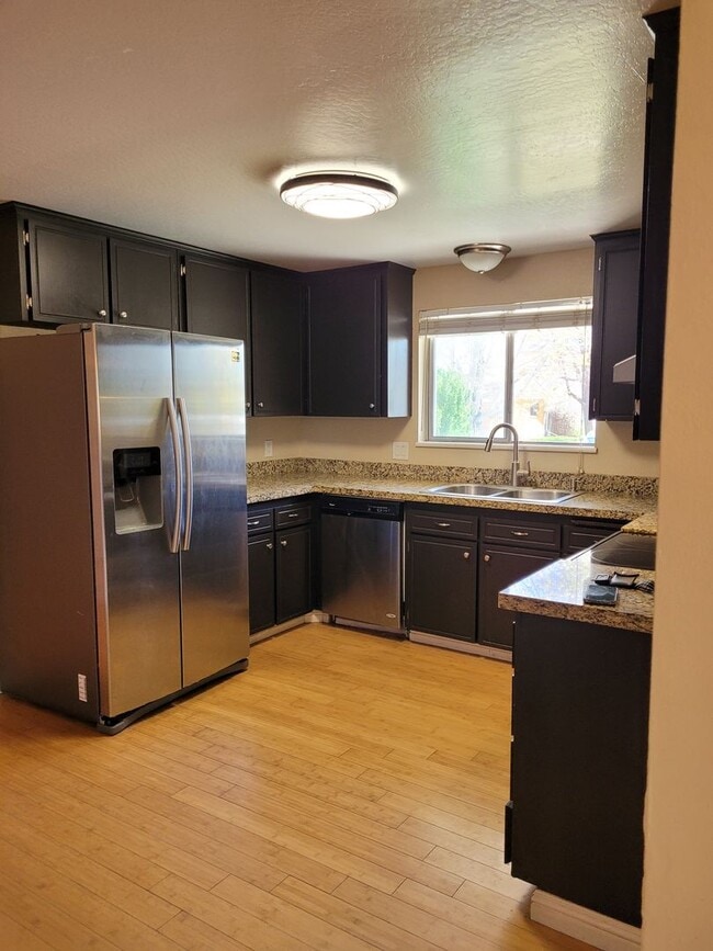 Building Photo - Pet Friendly Carson Home