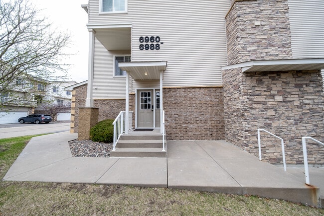 Building Photo - 6988 S Park Dr