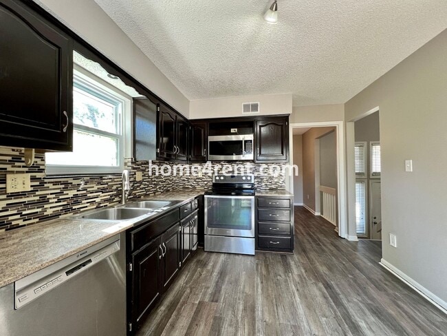 Building Photo - Wonderful Northland Home w/ an Updated Kit...
