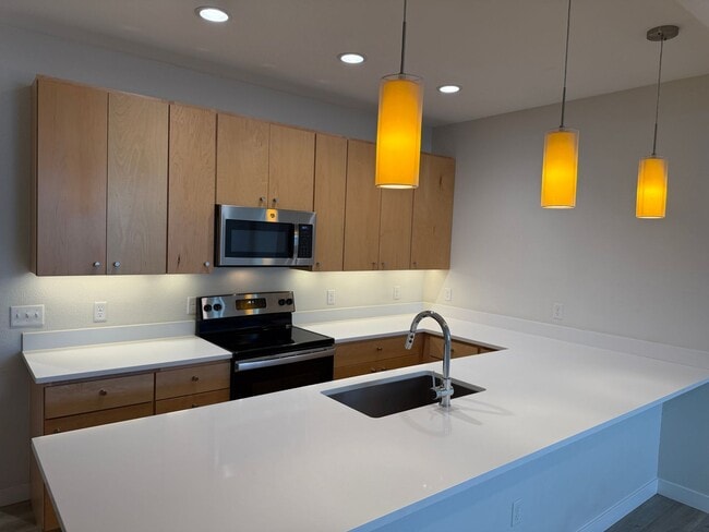 Building Photo - Fresh-Modern-Convenient 2/3/2 Twnhome