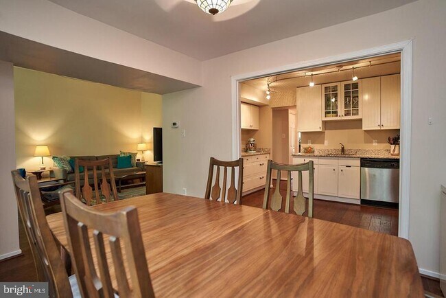 Building Photo - 1650 Parkcrest Cir