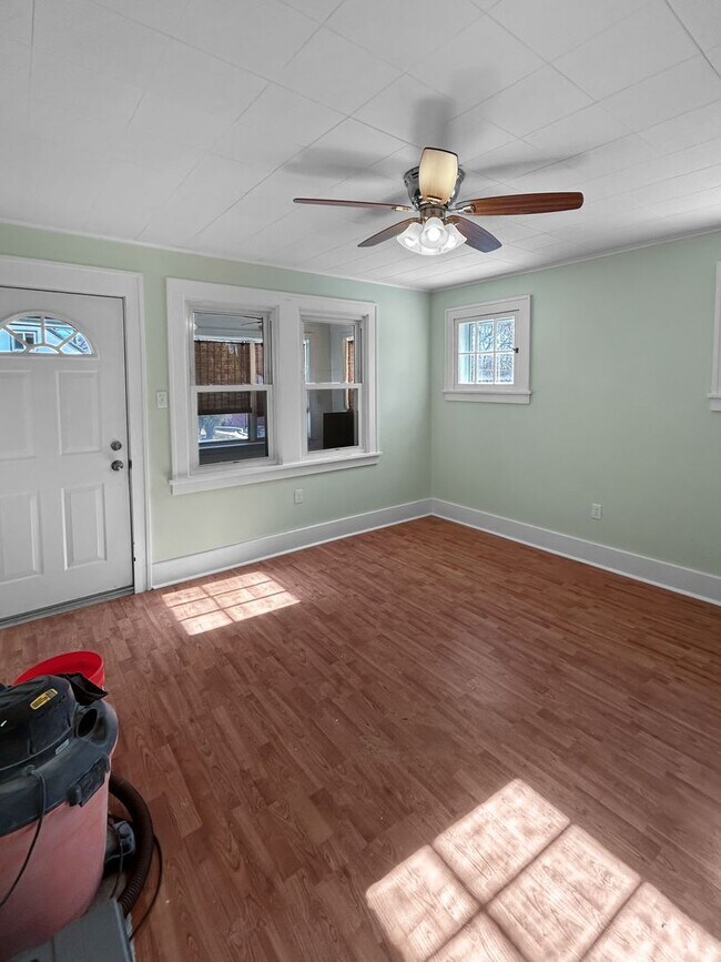 Building Photo - Welcome to this charming 2-bedroom, 1-bathroom home located in the heart of Crescent Township, PA