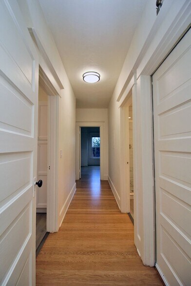 Building Photo - 2314 SW Vista Ave