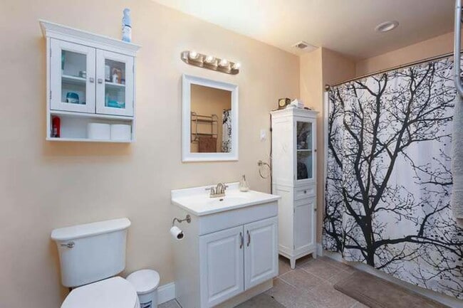 Building Photo - 401 E Peter Ln