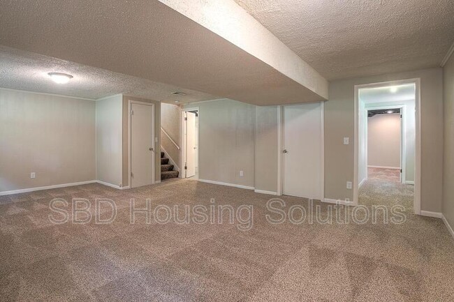 Building Photo - 11917 Sycamore Ave