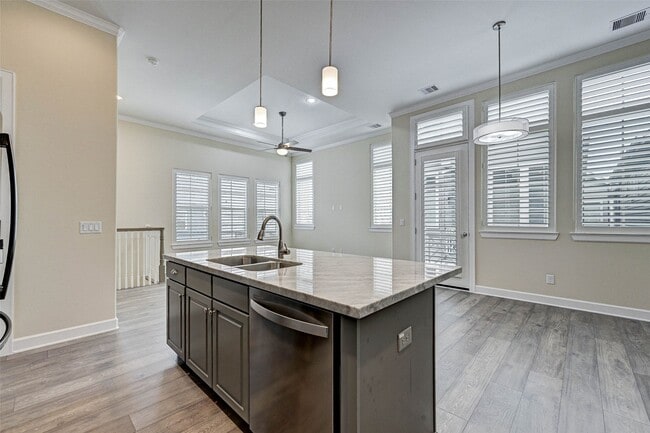 Building Photo - 2113 Naomi St