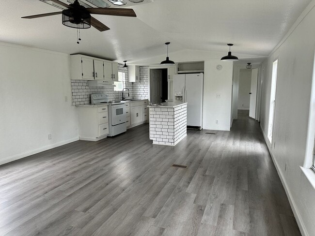 Building Photo - 3-bed/2-bath on 1 acre!