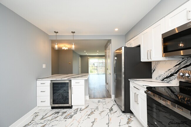 Building Photo - 9381 Bay Colony Dr
