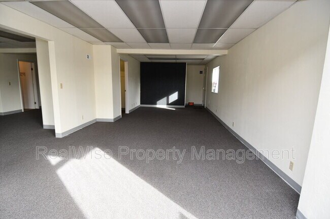 Building Photo - 131 SE Main St