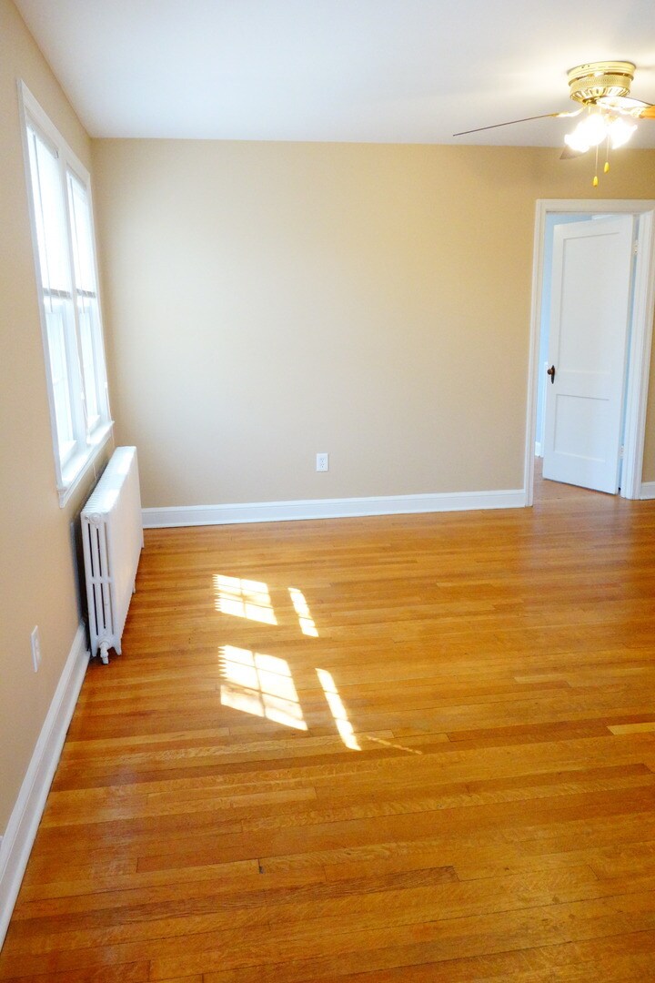 Building Photo - Beautifully Updated Apartments in a Quiet Garden-Style Building