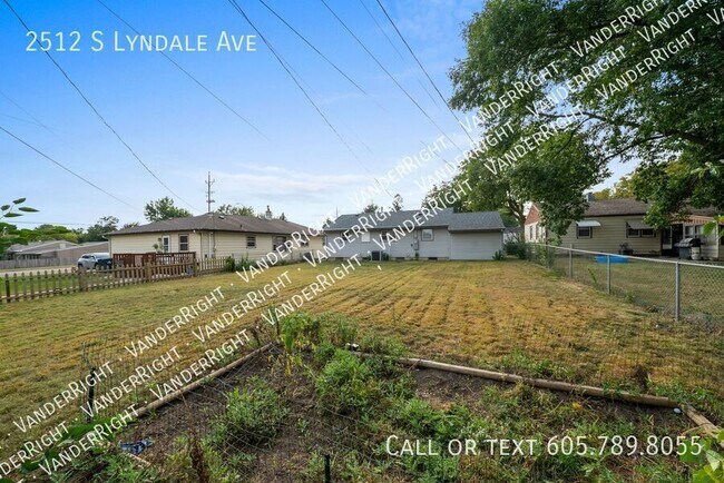Building Photo - 2512 S Lyndale Ave