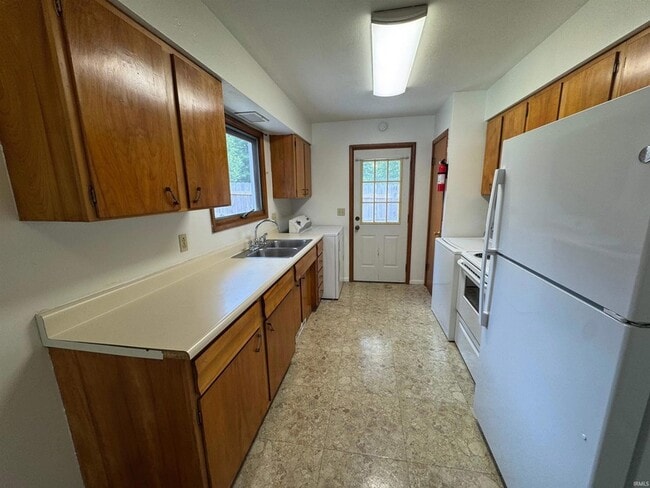 Building Photo - 1906 E Maxwell Ln