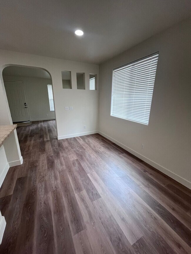 Building Photo - LOVELY 3 BEDROOM HOUSE IN NEWER SUBDIVISION!!