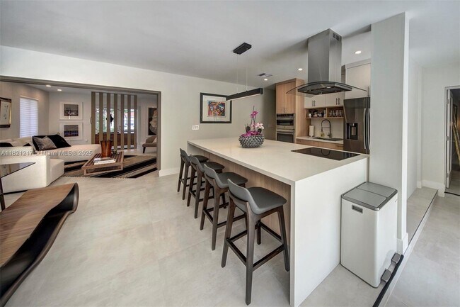 Building Photo - 2020 Alamanda Dr