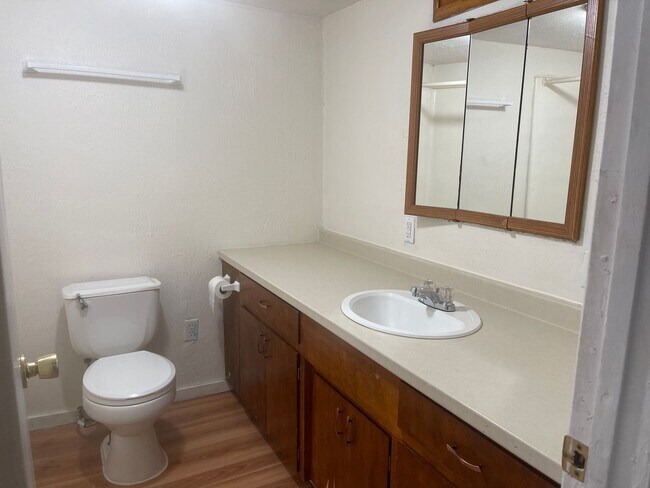 Building Photo - Large downstairs 4 Bedroom apartment in Winston