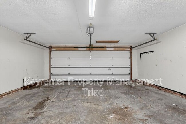 Building Photo - 10 Manor Ridge Ct