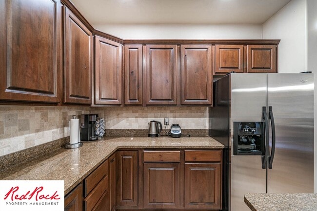 Building Photo - Move In Special- $500 Off First Month's Rent! 3 Bedroom, Fully Furnished Home.