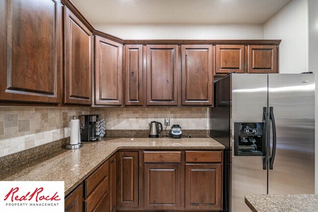 Building Photo - Move In Special! $500 Off First Month's Rent! 3 Bedroom Fully Furnished Home.