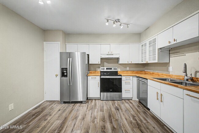 Building Photo - 830 S Dobson Rd