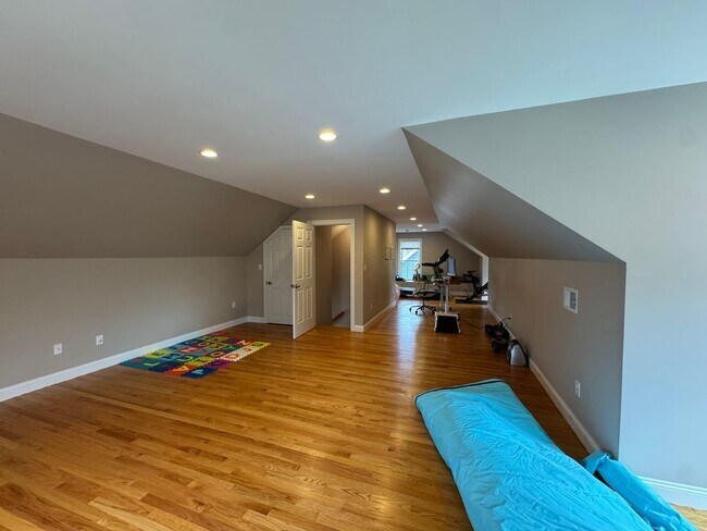 Building Photo - Waltham 3 bed 2.5 Bath