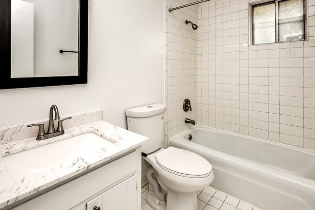 Building Photo - Newly Refreshed 1 Bedroom Apartment Near D...