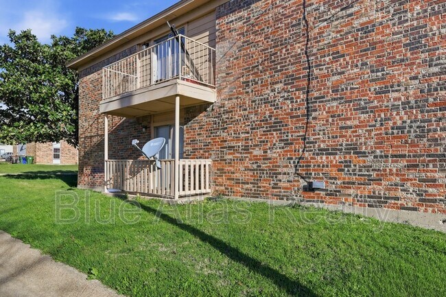 Building Photo - 8030 Cambridge Cir