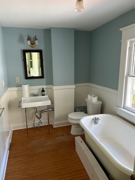 Downstairs Bathroom - 1014 Shepherd St