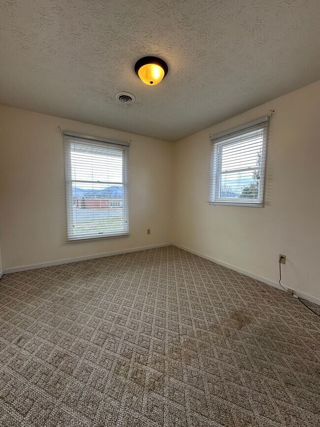 Building Photo - 4 Bed/2 Bath Brick Home - Church Hill TN