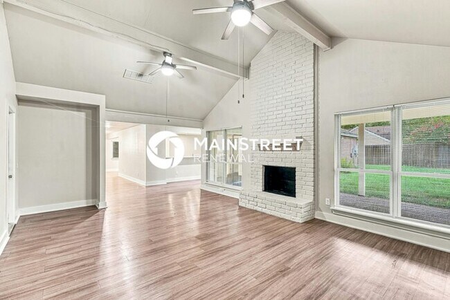 Building Photo - 4 Bedroom Pet-Friendly Home in Houston, TX with Main Street Renewal