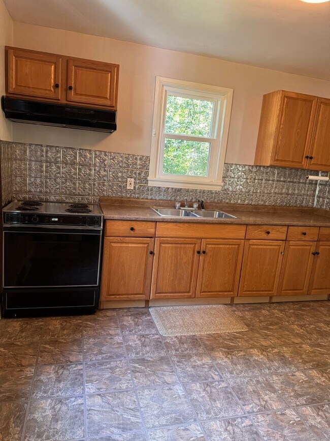 Building Photo - 613 Westview Dr