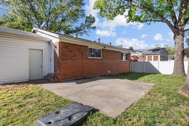Building Photo - 3280 Brookshire Dr