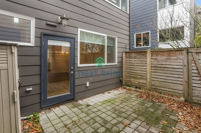 Building Photo - A beautiful 3 bed and 2 bathroom house for rent