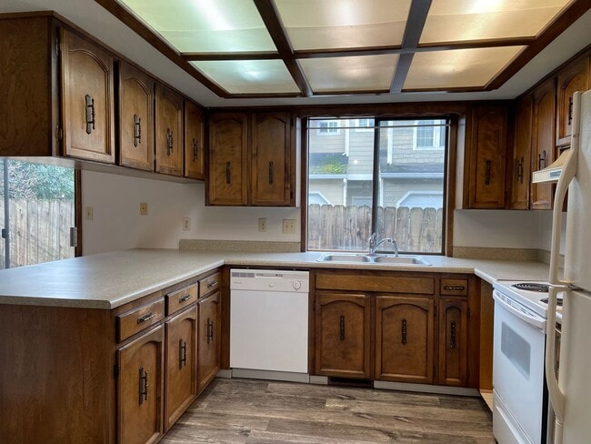 Building Photo - Very Nice 3 Bedroom 2.5 Bathroom Townhome