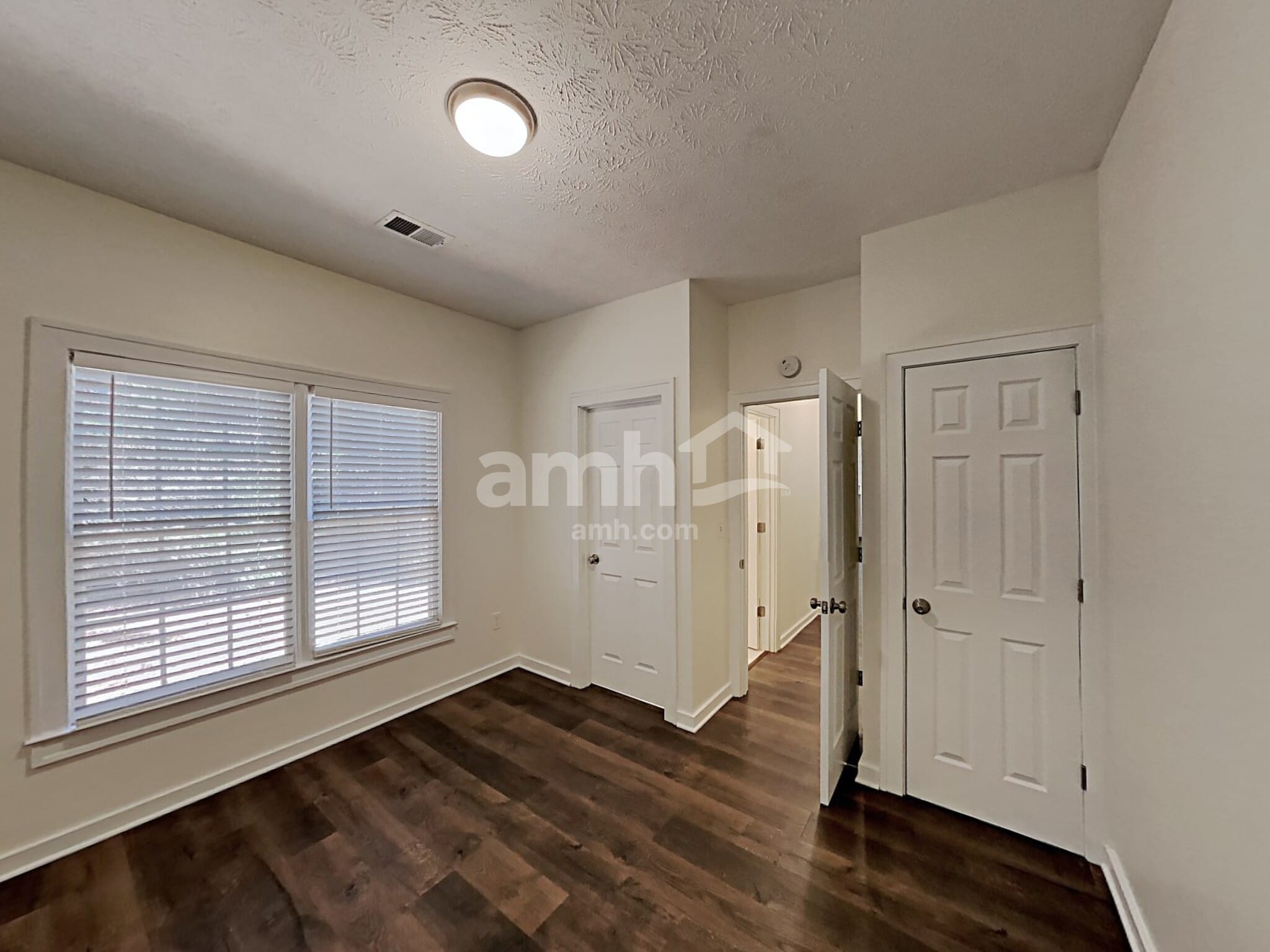 Building Photo - 3075 Kings Dr