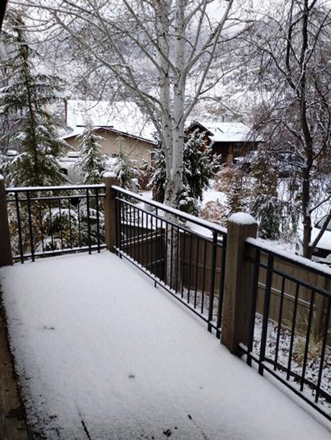 Building Photo - Spacious Cottonwood Heights Home with Vaulted Ceilings & Finished Basement