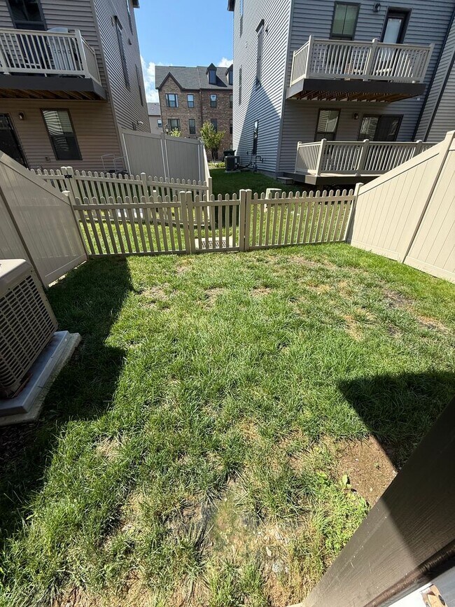 Building Photo - 3 Bedroom Townhouse - City Living with a G...