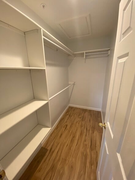 Building Photo - 5830 Shady Oak Ln