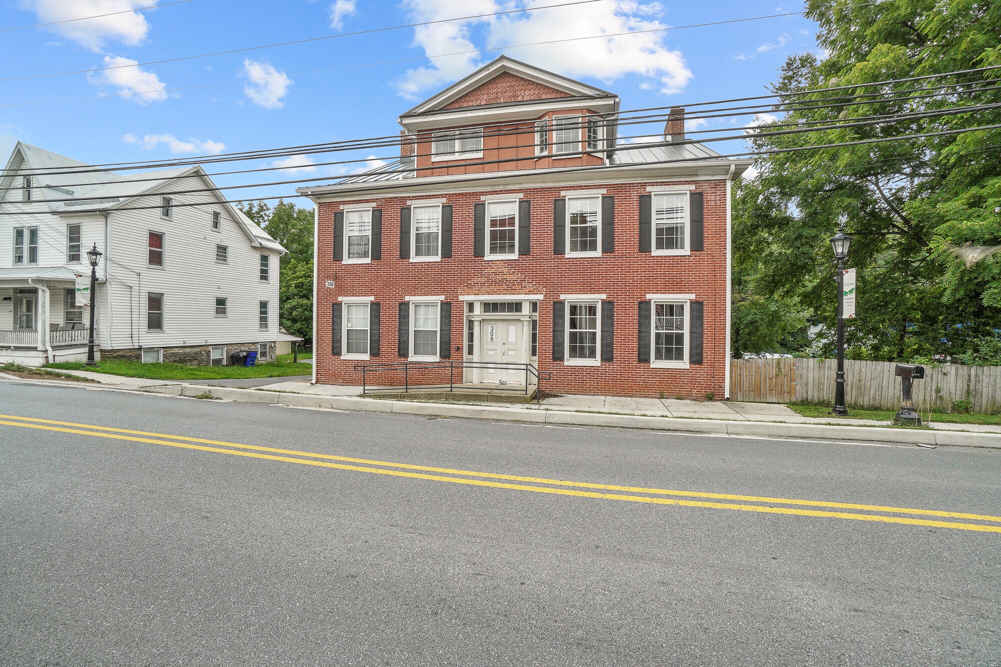 Building Photo - 308 W Main St