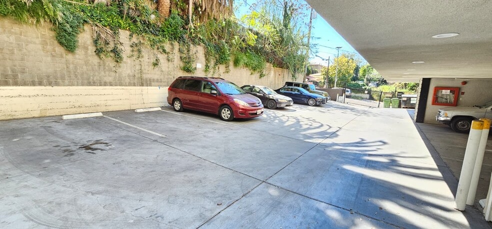 Building Photo - 206 N Beverly Park