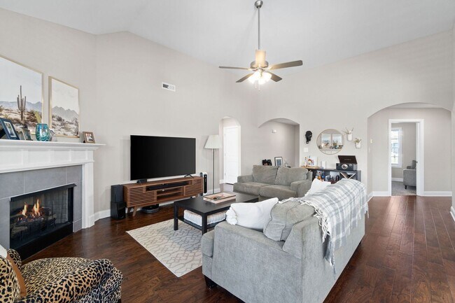 Building Photo - Pet Friendly Three Bedroom with Bonus!
