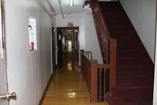 Interior - Hallway - 1443 Bonnie Brae