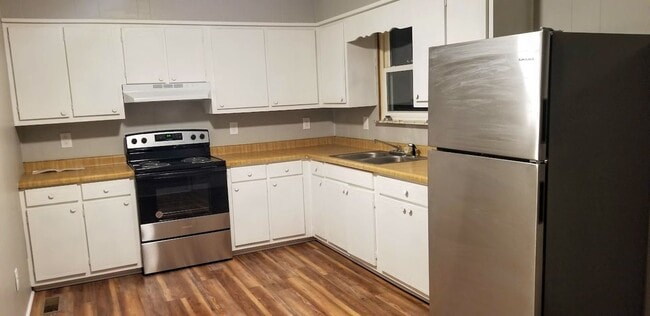 Building Photo - 60 Lorraine St