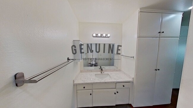 Building Photo - Upstairs 1 Bedroom in Desirable Macarthur Village ~ Community Pool and Tennis Courts